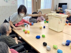 運動会レク プログラム①玉入れ編｜愛の家グループホーム 千葉黒砂台の